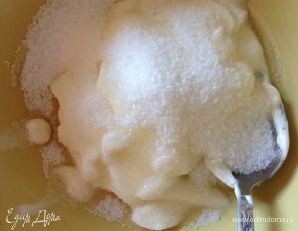 За 10 минут до окончания времени смешиваем сливки с сахаром.....