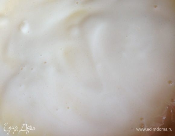 И покрываем этой массой верх пирога. Аккуратно, так как поверхность "подрагивает". Ставим обратно в духовку на оставшееся время.