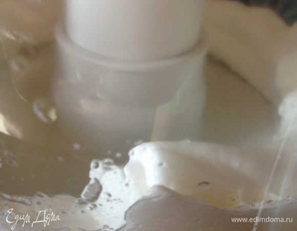 И начинаем готовить безе. 
Взбиваем белки до пиков, после постепенно добавляем сахар, не переставая взбивать. 
