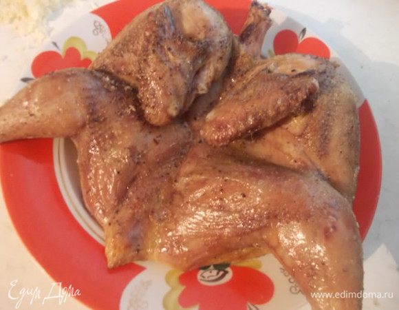 Курицу разрезать вдоль грудки. Втереть в нее немного соли и перца, отправить на противень и запекать до готовности и золотистого цвета. У меня это заняло  около 30 минут при 200 С, но если курица побольше, то нужно около 40-50 минут и температуру регулировать, чтобы не сгорела. Периодически доставать и поливать выделившимся соком.