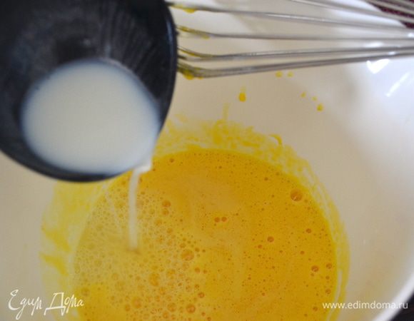В кастрюльку с тяжелым дном влить молоко с сахаром и щепоткой соли. Поставить молоко нагреваться на среднем огне (если нет такой кастрюли, лучше готовить на водяной бане). Отдельно в миске взбить желтки (не до фанатизма, достаточно энергично размешать венчиком). Как только молоко нагреется, осторожно влить пару половников в желтки и как следует размешать...