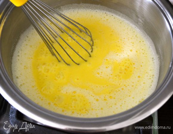 Затем влить яичную смесь в кастрюлю с молоком и продолжать варить на несильном огне до загустения, помешивая.