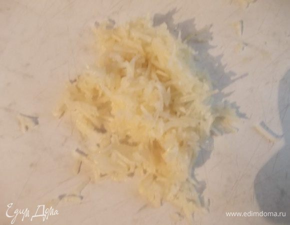 Чеснок потереть на мелкой терке, можно использовать пресс.