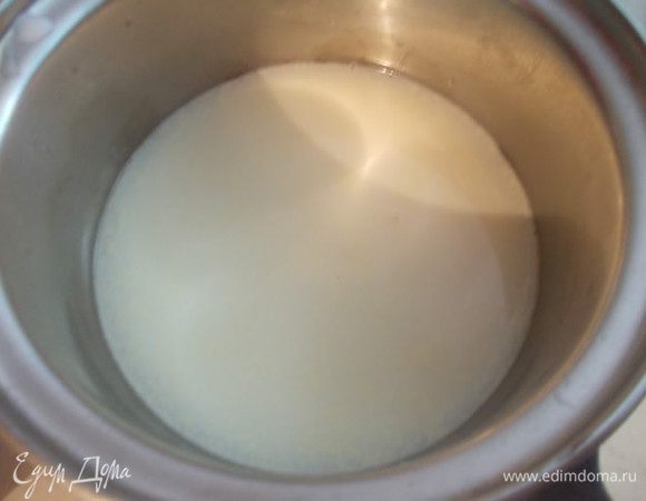 Молоко соединить с водой, туда же добавить чеснок и немного сока, после запекания курицы, посолить и поперчить (не забывайте, что курица тоже соленая). Поставить на огонь до закипания.