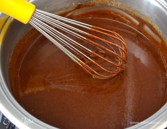 Шоколад в рецепте идет молочный, но я всегда использую темный (горький) шоколад. Важно взять плитку хорошего качества... В один из разов готовое мороженое в конце было у меня с какими-то крупинками, я полагаю, что дело было в некачественном шоколаде! ;(( Итак, шоколад поломать на маленькие кусочки, и как только молочная смесь загустеет и начнет оставлять тонкую пленку на пластмассовой лопатке, снять с огня и добавить в смесь кусочки шоколада. Размешать до полного растворения. Поставить остывать эту шоколадную смесь в емкость со льдом или просто в холодную воду!