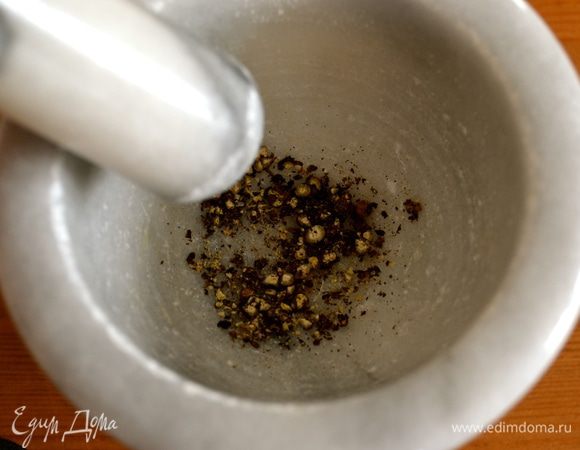 Черный перец истолочь. Лучше тоже брать хорошего качества, типа Tazmanian Pepper... При желании, этот ингредиент можно и не класть... Я пробовала и так, и этак. )))) Детям лучше БЕЗ, а взрослым интереснее с перчиком! ;))