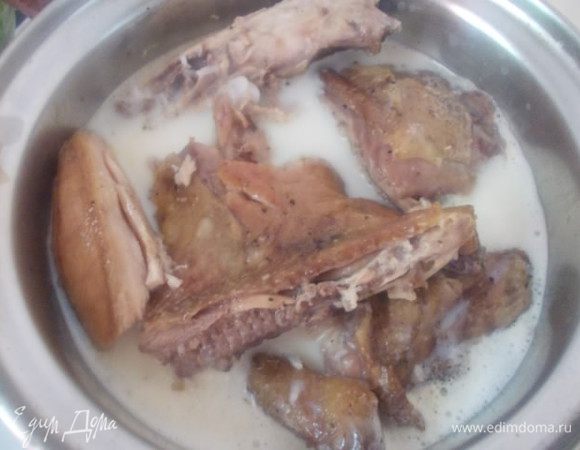 Опустить туда курицу, довести до кипения и выключить. Часть соуса сразу впитается в мякоть. Ароматы невероятные.