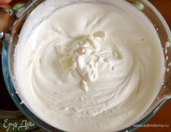 Сливки взбить. По рецепту можно (нужно!) взять крем-фреш! Но, за неимением, просто заменить на жирные сливки. Как в моем варианте.