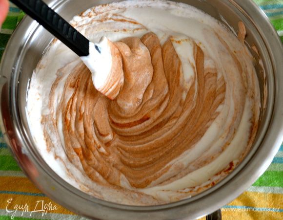 Добавить взбитые сливки, коньяк (по желанию!) и свежемолотый перец в шоколадную смесь, и осторожно все размешать. Смесь должна быть полностью остывшей - ХОЛОДНОЙ.