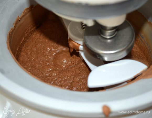 Далее, выложить полученную смесь в машинку для приготовления мороженого. Готовить согласно указаниям Вашей машинки. Если у Вас ее нет, перелейте холодную смесь в пластиковый контейнер и уберите в морозилку. Через 45 минут достаньте контейнер с замерзающей по краям смесью и очень энергично перемешайте лопаткой или венчиком, полностью разбивая образовавшиеся "кристаллы"... Далее продолжать доставать и перемешивать замерзающую смесь каждые 30 минут, в течение 4 часов! ВАЖНО! Готовое мороженое оставить в морозилке на 8 часов (на ночь) и после подавать!