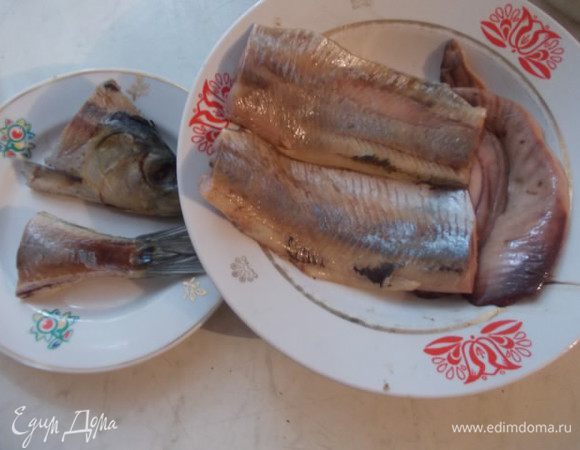 Сельдь почистить и отделить филе от кости. Замочить его в молоке,пока будет варится картофель. Селедку я солила сама,для этого я ее разморозила и пересыпала полностью сухой солью,оставила в прохладном месте на двое суток,затем хорошо помыла,лучше даже на пол часика залить холодной водой. Сельдь готова.