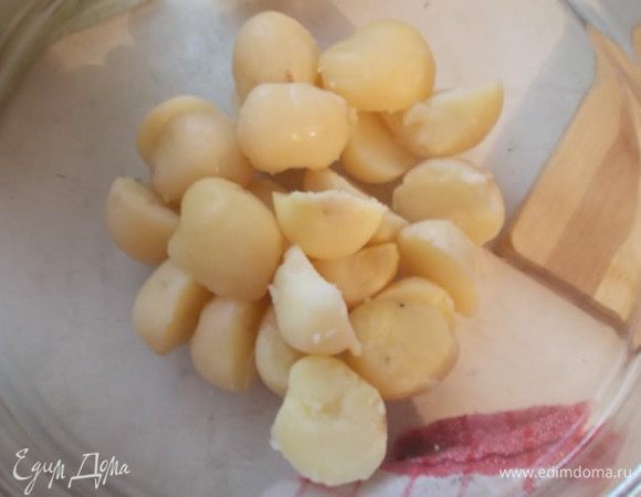 Картофель сварить в мундире,почистить и крупно порезать.Он должен быть теплый.