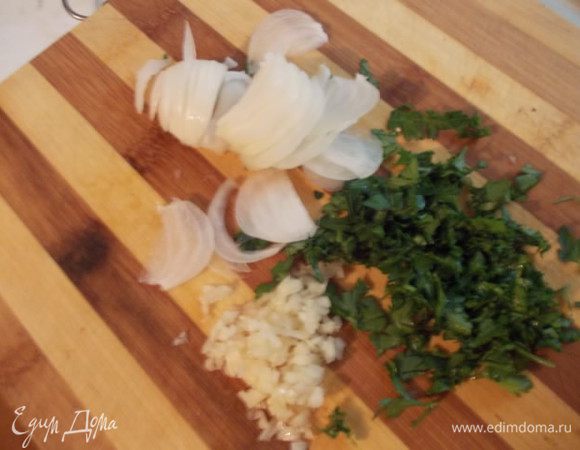 Лук порезать полукольцами,чеснок меленько измельчить,зелень порубить. У меня петрушка с укропом.