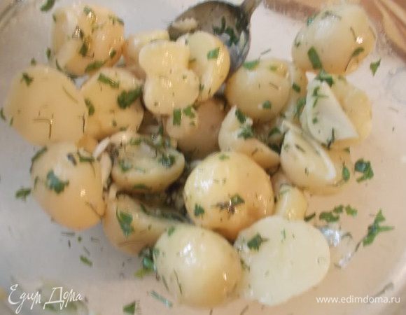 Отправить заправку к картофелю и хорошо перемешать.Затем выкладываем сверху кусочки сельди и подаем к столу.