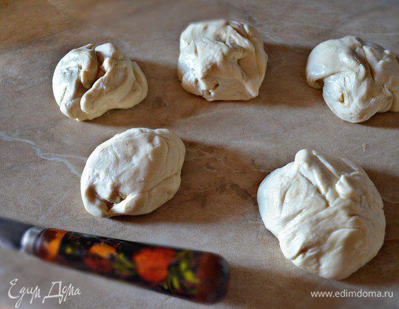 Просеять муку в миску. В тёплой воде растворить соль. Добавляя воду к муке, хорошо перемешать и вымесить тесто (количество муки может быть немного больше или меньше) На руку наливая растительное масло, продолжаем вымешивать тесто. Разделяем тесто на 5-6 кусочков. Получается очень нежное эластичное тесто. Количество теста рассчитано на 1 вид начинки. Поэтому, если вы желаете приготовить порцию по-больше и попробовать оба варианта начинки, то количество теста нужно увеличить вдвое.