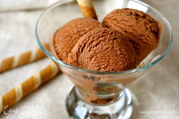 Мороженого получается достаточно много! Пару дней оно спокойно хранится в морозилке! )))