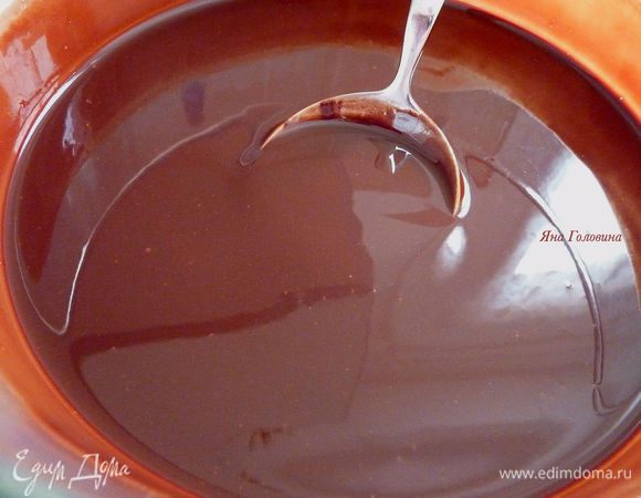 Растопить масло и 240 гр шоколадных капель в микроволновой печи  . 