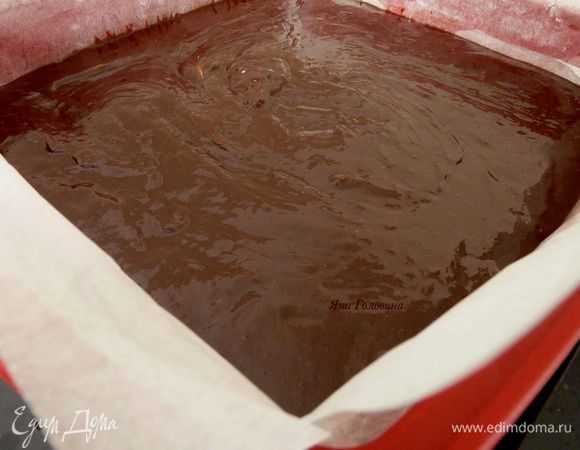 Распределить тесто в форме . Запекать 25 минут до влажных крошек на спичке .    
