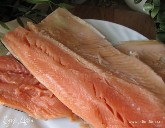 Лосося очистите, выпотрошите и тщательно промойте. Сделайте глубокий надрез вдоль хребта, немного раздвиньте мякоть и, делая небольшие подрезы вдоль рёбер, разделите рыбу на 2 половины. Удалите хребет вместе с хвостом, а также плавники, рёберные кости и мелкие косточки.