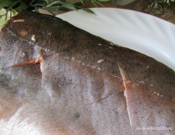 Очень острым ножом сделайте на коже одного филе глубокие крестообразные надрезы.