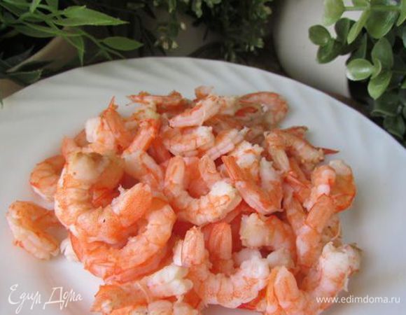 Креветки разморозьте. Отварите и очистите от панциря и кишечной жилы.