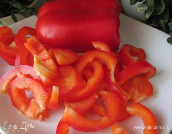 Перец очистите от семян, нарежьте тонкими полукольцами. 