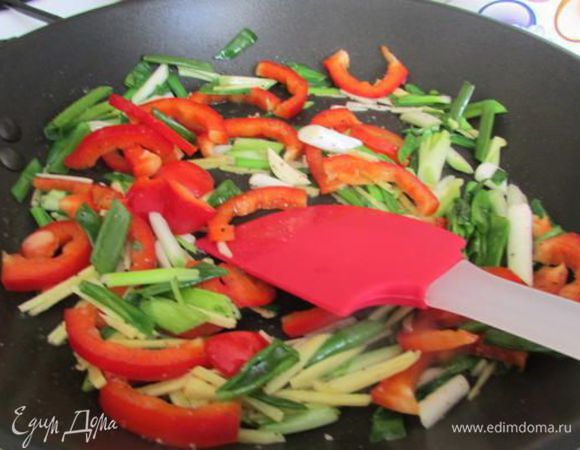 Приготовьте начинку. В сковороде разогрейте оливковое масло и обжарьте лук, перец, чеснок и имбирь до мягкости, 3-4 минуты.