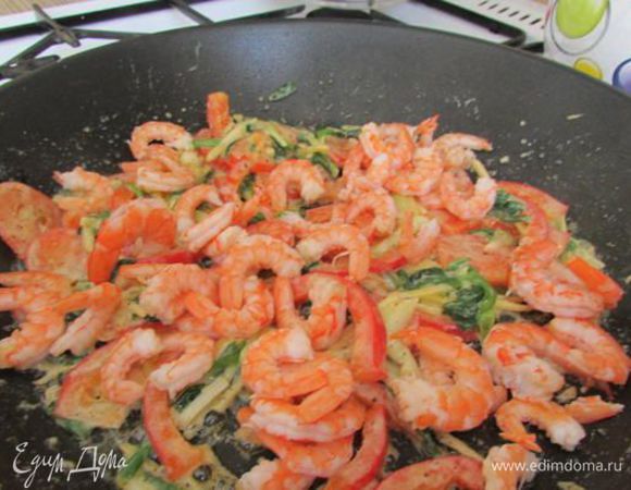 Добавьте креветки, готовьте 1 минуту. Снимите с огня.