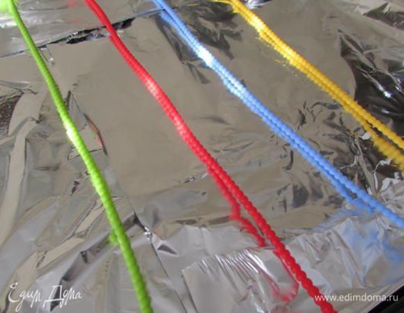 Кусок пергамента (у меня фольга) размером с противень положите на рабочую поверхность. Выложите на пергамент 4 отрезка бечевки, через равные интервалы.
