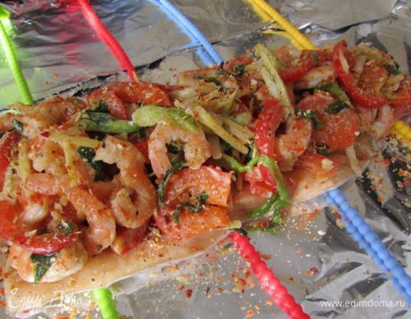 Сверху кожей вниз поместите кусок филе без надрезов. Ровным слоем распределите по рыбе начинку. Посыпьте лимонной приправой.