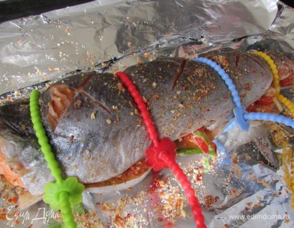 Накройте начинку вторым куском филе, слегка прижмите. Свяжите концы бечёвок. Поставьте противень в духовку и нагрейте её до 220 градусов.