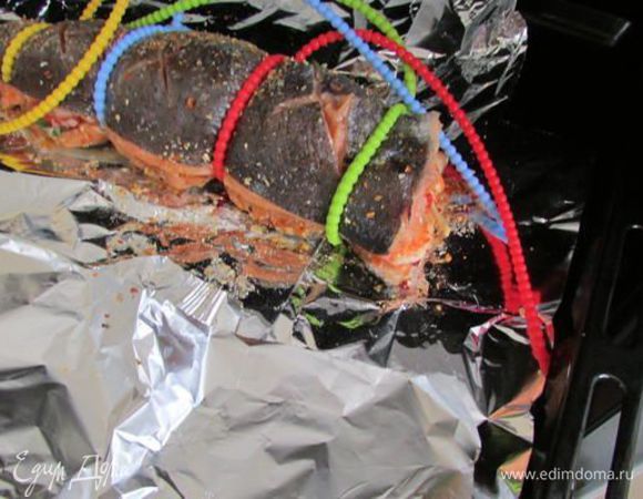 Аккуратно перенесите пергамент с рыбой в духовку на разогретый противень. Готовьте 30 минут.