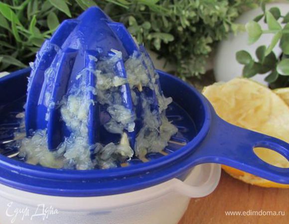 Выдавите лимонный сок. 