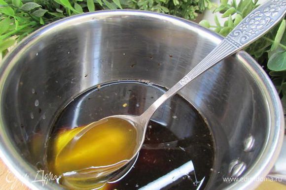 В сотейнике разогрейте лимонный сок с мёдом и соевым соусом.