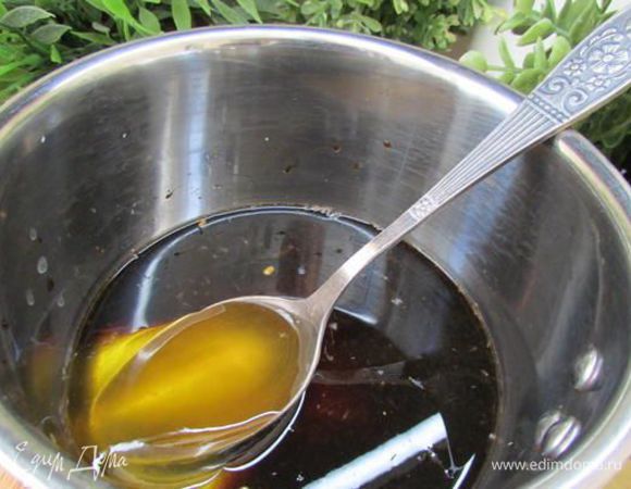 В сотейнике разогрейте лимонный сок с мёдом и соевым соусом. 