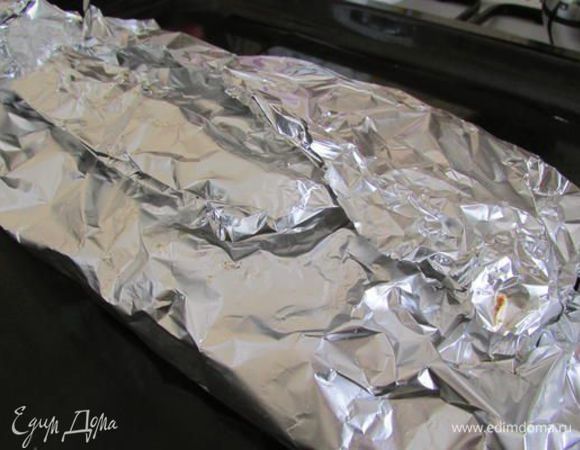 Готовую рыбу полейте соусом, накройте фольгой и дайте постоять 5 минут. 