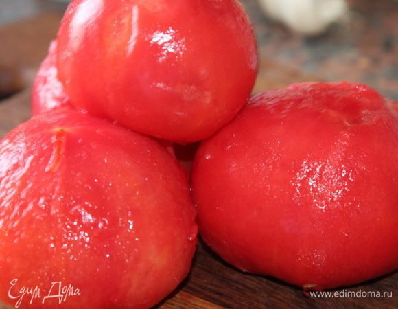 Сначала готовим томатный соус: томаты бланшируем и очищаем от кожуры.