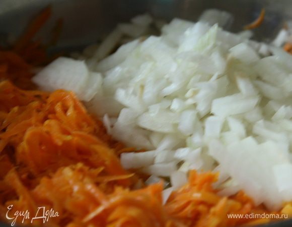 Морковь и лук чистим, пассеруем на растительном масле.