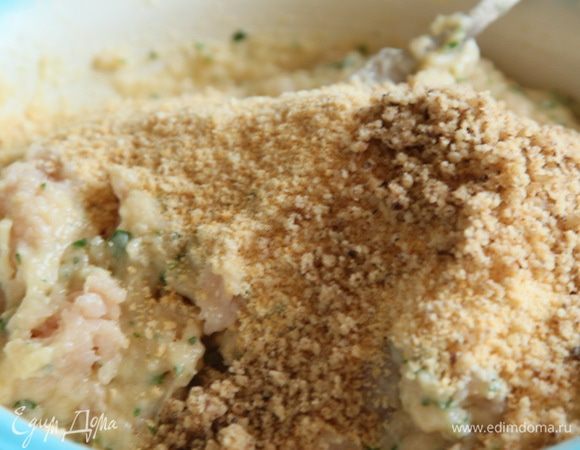 Куриное филе нарезаем кубиком, чеснок очищаем, добавляем лук, петрушку и яйцо, все пробиваем блендером или смалываем мясорубкой. К получившемуся фаршу добавляем панировочные сухари и смолотые грецкие орехи.