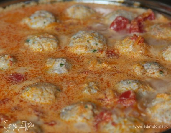 Из фарша формируем фрикадельки размером с грецкий орех и отправляем в соус.