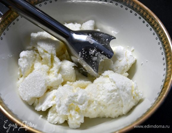 Творог взбить блендером с сахаром.