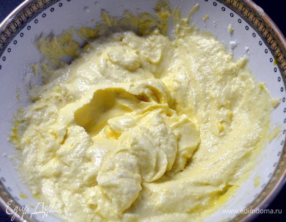 Желтки отделить от белков.

Желтки и просеянную муку добавить в творожную массу. Перемешать погружным блендером. 