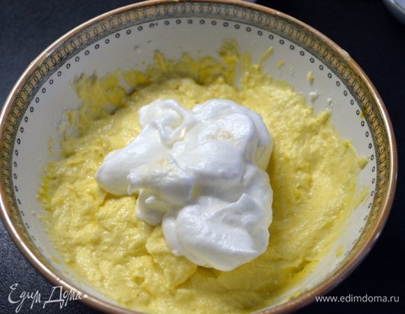 Взбить белки до крепких пиков.
Аккуратно вмешать в массу.