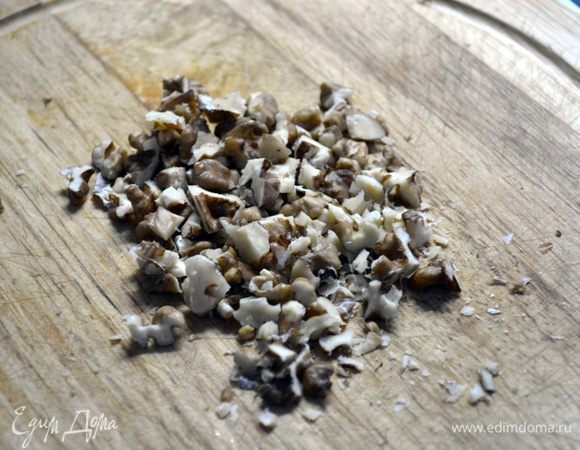 Грецкие орехи измельчить и добавить в тесто.