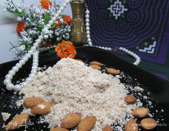 Миндаль измельчить в кофемолке.