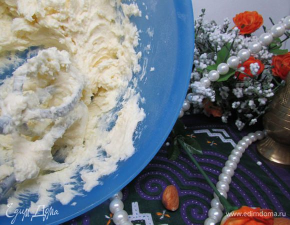 Размягченное сливочное масло и сахарную пудру взбить миксером до однородности.