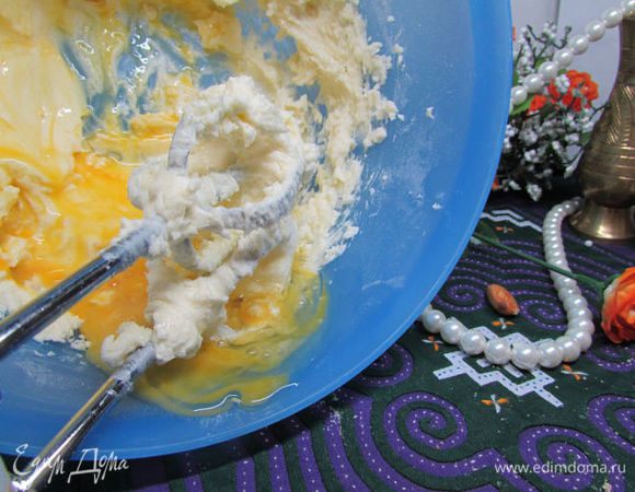 По одному добавить яйца, снова взбить.