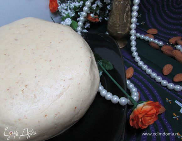 Тесто завернуть в пищевую пленку и отправить в холодильник на 1 час.