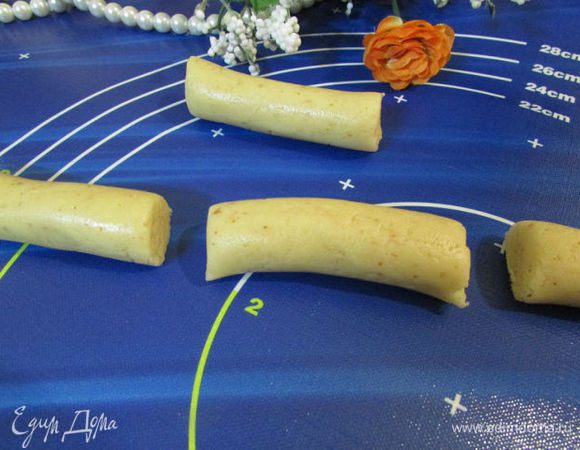 Каждую часть раскатать на столе в длинный жгут и нарезать бруски, длина примерно 7-8 сантиметров.
