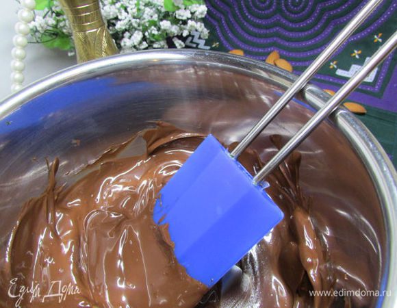 Затем растопить шоколад на водяной бане.